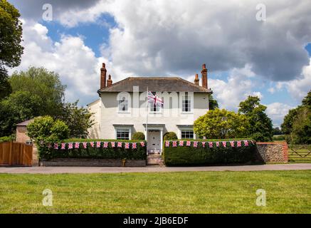 Une maison décorée de drapeaux pour célébrer le Jubilé de platine de la Reine à long Melford, Suffolk, Royaume-Uni Banque D'Images