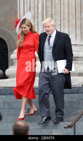 Londres, Royaume-Uni. 3rd juin 2022. Boris Johnson et son épouse Carrie quittent le service d'action de grâces de la reine Elizabeth II pour célébrer son Jubilé de platine à la cathédrale Saint-Paul à Londres. Credit: James Boardman / Alamy Live News Banque D'Images