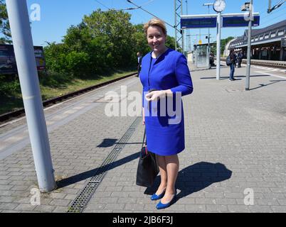 Potsdam, Allemagne. 03rd juin 2022. Franziska Giffey (SPD), maire de Berlin, attend le train régional après une conférence de presse sur le Sommet ferroviaire Berlin-Brandebourg. Crédit : Soeren Stache/dpa/Alay Live News Banque D'Images