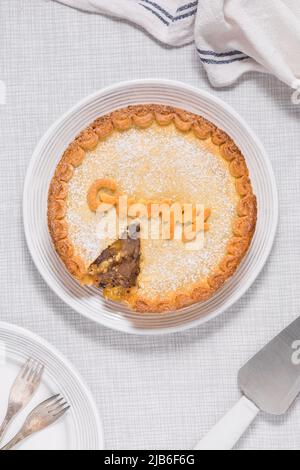 Tarte aux groseilles à maquereau avec panneau grumeleux, plat populaire du conte de fées blanc neige et sept nains Banque D'Images