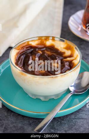 Riz au lait. Produits de pâtisserie. Spécialités turques traditionnelles. Dessert au lait sur fond sombre. Gros plan. Nom local sutlac Banque D'Images