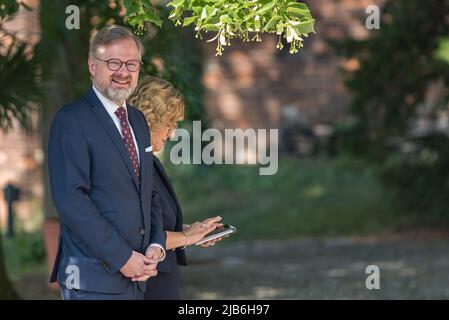 Prague, République tchèque. 03rd juin 2022. Le Premier ministre tchèque Petr Fiala est vu avant une réunion conjointe. Une réunion conjointe des gouvernements tchèque et polonais a lieu le 3rd juin à Prague. Les membres des deux gouvernements discutent de la situation actuelle en Ukraine, de la sécurité énergétique commune, de la prochaine présidence tchèque du Conseil de l'Union européenne et d'autres sujets. (Photo de Tomas Tkachik/SOPA Images/Sipa USA) crédit: SIPA USA/Alay Live News Banque D'Images