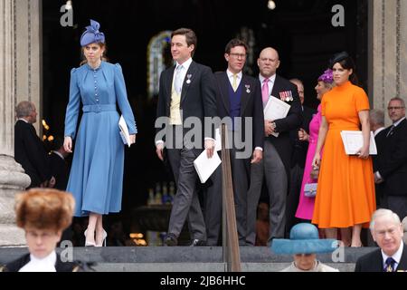 (De gauche à droite) la princesse Beatrice, Edoardo Mapelli Mozzi, Jack Brooksbank, Mike Tindall, Zara Tindall et la princesse Eugénie quittent le Service national de Thanksgiving à la cathédrale Saint-Paul, à Londres, le deuxième jour des célébrations du Jubilé de platine pour la reine Elizabeth II Date de la photo: Vendredi 3 juin 2022. Banque D'Images