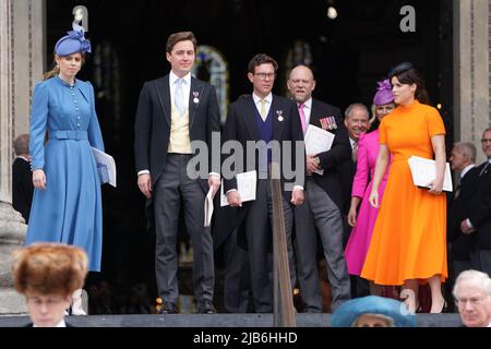 (De gauche à droite) la princesse Beatrice, Edoardo Mapelli Mozzi, Jack Brooksbank, Mike Tindall, Zara Tindall et la princesse Eugénie quittent le Service national de Thanksgiving à la cathédrale Saint-Paul, à Londres, le deuxième jour des célébrations du Jubilé de platine pour la reine Elizabeth II Date de la photo: Vendredi 3 juin 2022. Banque D'Images