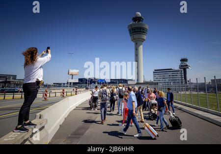 2022-06-03 13:03:28 SCHIPHOL - les voyageurs en attente dans de longues files d'attente à l'extérieur de Schiphol. Les voyageurs ne sont autorisés à entrer dans les halls de départ que si leur vol part dans les quatre heures. Il est à nouveau occupé avec des vacanciers qui veulent probablement faire une pause pendant le long week-end de Pentecôte. ANP ROBIN VAN LONKHUIJSEN pays-bas sortie - belgique sortie Banque D'Images