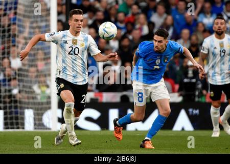 Giovani Lo Celso de l'Argentine et Jorginho Frello Jorge Luiz de l'Italie se disputent la balle lors du trophée Finalissima 2022 match de football entre moi Banque D'Images