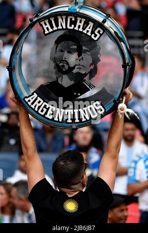 Un fan de l'Argentine soulève un tambour avec des portraits imprimés de Diego Armando Maradona et Lionel Messi pendant le trophée Finalissima 2022 match de football être Banque D'Images