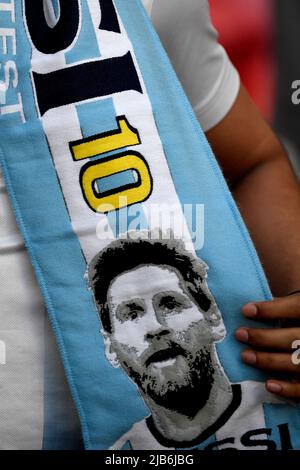 Un foulard avec le portrait de Lionel Messi est vu lors du match de football 2022 du trophée Finalissima entre l'Italie et l'Argentine au stade Wembley à Londres, Banque D'Images