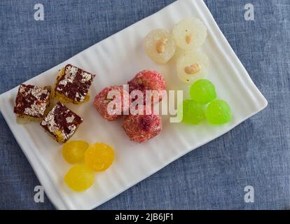 Plat de petha varié servi avec de nombreuses saveurs d'Agra Petha , Angoori Petha un doux indien ou dessert servi pendant Diwali, Holi.Top vue, gros plan. Banque D'Images