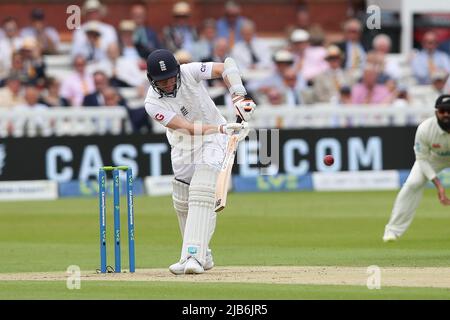 St Johns Wood, Royaume-Uni. 03rd juin 2022. Matt Parkinson, d'Angleterre, en action au cours du 2 e jour du premier test d'assurance LV entre l'Angleterre et la Nouvelle-Zélande au terrain de cricket Lords, St Johns Wood, Royaume-Uni, le 3 juin 2022. Photo de Ken Sparks. Utilisation éditoriale uniquement, licence requise pour une utilisation commerciale. Aucune utilisation dans les Paris, les jeux ou les publications d'un seul club/ligue/joueur. Crédit : UK Sports pics Ltd/Alay Live News Banque D'Images