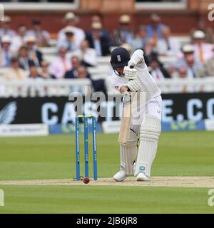 St Johns Wood, Royaume-Uni. 03rd juin 2022. Matt Parkinson, d'Angleterre, en action au cours du 2 e jour du premier test d'assurance LV entre l'Angleterre et la Nouvelle-Zélande au terrain de cricket Lords, St Johns Wood, Royaume-Uni, le 3 juin 2022. Photo de Ken Sparks. Utilisation éditoriale uniquement, licence requise pour une utilisation commerciale. Aucune utilisation dans les Paris, les jeux ou les publications d'un seul club/ligue/joueur. Crédit : UK Sports pics Ltd/Alay Live News Banque D'Images