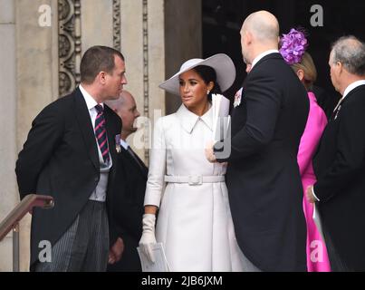 3 juin 2022. Londres, Royaume-Uni. Peter Phillips, Meghan, la duchesse de Sussex, le prince Harry le duc de Sussex, le vicomte Linley, Zara Tindall et Mike Tindall assistent au service de Thanksgiving pour célébrer le Jubilé de platine de sa Majesté la Reine dans le cadre des célébrations du Jubilé de platine, la cathédrale Saint PaulÕs. Crédit : Doug Peters/EMPICS/Alamy Live News Banque D'Images