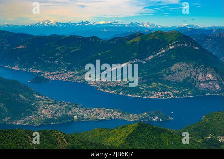 Panorama sur le lac de Côme, avec Bellagio, Tremezzina et Villa Balbianello, photographiés de l'Alpe di Cainallo. Banque D'Images