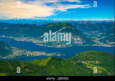 Panorama sur le lac de Côme, avec Bellagio, Tremezzina et Villa Balbianello, photographiés de l'Alpe di Cainallo. Banque D'Images