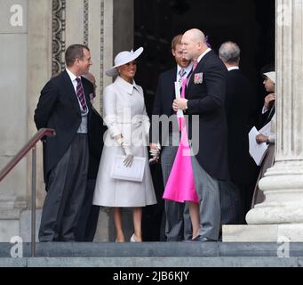 Londres, Royaume-Uni. 3rd juin 2022. Meghan et le prince Harry bavarde avec Zara et Mike Tindall alors qu'ils quittent le service d'action de grâce de la reine Elizabeth II pour célébrer son Jubilé de platine à la cathédrale Saint-Paul de Londres. Credit: James Boardman / Alamy Live News Banque D'Images