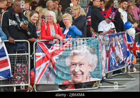 Londres Royaume-Uni 3rd juin 2022 - les foules au service de Thanksgiving pour le Jubilé de platine de la Reine tenu à la Cathédrale St Paul à Londres : Credit Simon Dack / Alamy Live News Banque D'Images