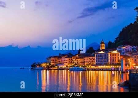 La ville de Bellagio, sur le lac de Côme, photographiée pendant une nuit d'été. Banque D'Images