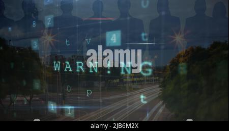 Image de l'avertissement de cyber-attaque et des silhouettes de personnes sur le paysage urbain Banque D'Images