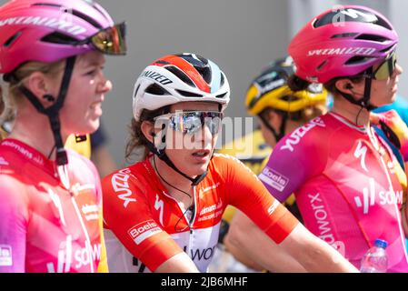 Pilotes de Team SD Worx après avoir terminé à l'étape 1 de la course cycliste RideLondon Classique, à Maldon, Essex, Royaume-Uni. Centre Christine Majerus Banque D'Images