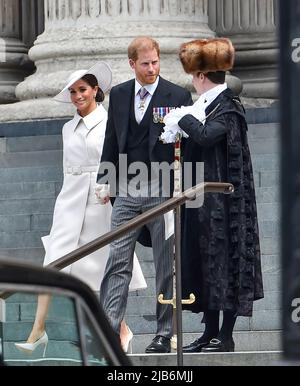 Londres Royaume-Uni 3rd juin 2022 - Harry et Meghan le duc et la duchesse de Sussex après avoir assisté au service de Thanksgiving pour le Jubilé de platine de la Reine tenu à la cathédrale Saint-Paul à Londres : Credit Simon Dack / Alamy Live News Banque D'Images