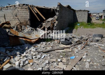 Non exclusif: KHARKIV, UKRAINE - 2 JUIN 2022 - les conséquences des bombardements russes sont illustrées dans le district de Pivnichna (nord) Saltivka de KH Banque D'Images