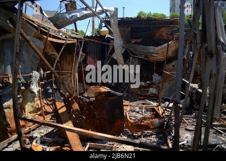 Non exclusif: KHARKIV, UKRAINE - 2 JUIN 2022 - les conséquences des bombardements russes sont illustrées dans le district de Pivnichna (nord) Saltivka de KH Banque D'Images