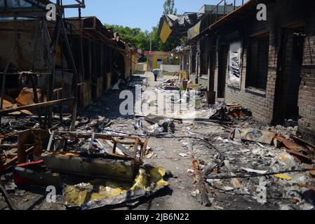 Non exclusif: KHARKIV, UKRAINE - 2 JUIN 2022 - les conséquences des bombardements russes sont illustrées dans le district de Pivnichna (nord) Saltivka de KH Banque D'Images