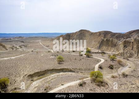 Route de gravier serpentant à travers le désert spectaculaire comme paysage dans le parc national de vashlovani dans la partie sud-est de la Géorgie, Banque D'Images