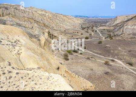 Route de gravier serpentant à travers le désert spectaculaire comme paysage dans le parc national de vashlovani dans la partie sud-est de la Géorgie, Banque D'Images