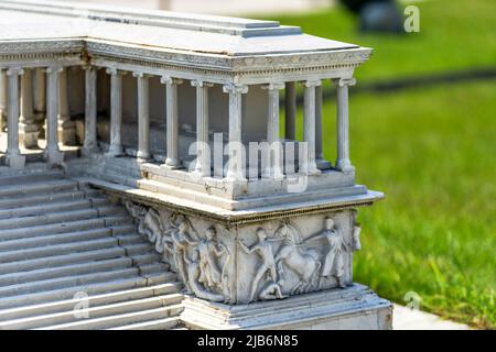 Vue détaillée du Grand autel de Zeus à Pergame. Parc Miniaturk à Istanbul, Turquie. Banque D'Images