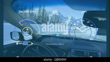 Image de l'indicateur de vitesse, du gps et des données de charge sur l'interface, à l'intérieur de la voiture en paysage hivernal Banque D'Images