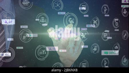 Image des icônes et des chiffres des réseaux sociaux sur un homme d'affaires touchant l'écran interactif Banque D'Images