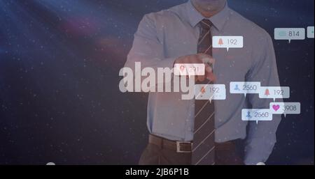 Image des icônes et des chiffres des réseaux sociaux sur un homme d'affaires sur fond violet Banque D'Images