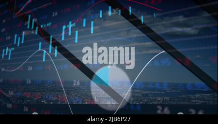 Image composite du traitement des données statistiques par rapport à la vue aérienne du paysage urbain Banque D'Images
