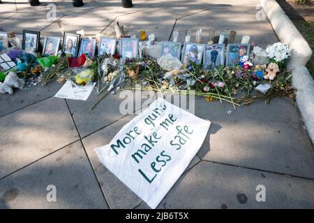 Austin Texas États-Unis, 30 mai 2022 : un panneau de protestation se trouve sur le trottoir près des mémoriaux du Capitole du Texas en l'honneur des 21 victimes du massacre de l'école d'Uvalde, au Texas, sur 24 mai. Le panneau manuscrit indique « plus d'armes me rendent moins sûr ». Banque D'Images