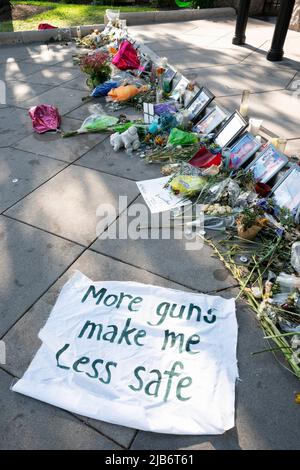 Austin Texas États-Unis, 30 mai 2022 : un panneau de protestation se trouve sur le trottoir près des mémoriaux du Capitole du Texas en l'honneur des 21 victimes du massacre de l'école d'Uvalde, au Texas, sur 24 mai. Le panneau manuscrit indique « plus d'armes me rendent moins sûr ». Banque D'Images