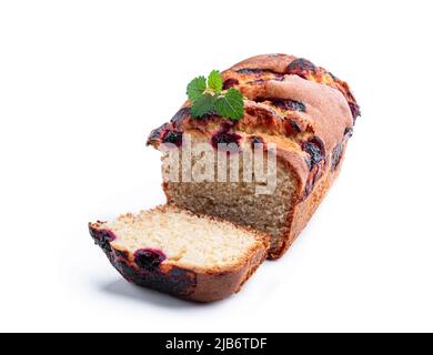 Pain de gâteau maison fraîchement cuit avec de la cerise douce isolée sur du blanc Banque D'Images