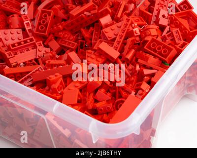 Tambov, Fédération de Russie - 16 juillet 2021 Un grand contenant en plastique plein de blocs rouges de Lego, briques et pièces en elle. Banque D'Images
