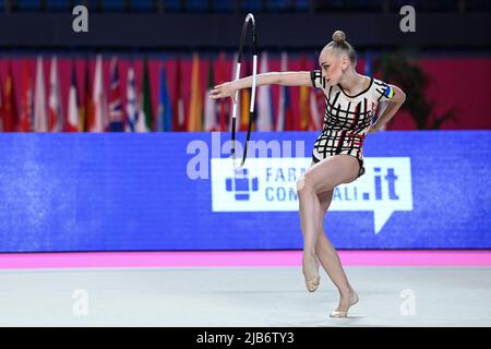 Pesaro, Italie. 03rd juin 2022. Vitrifrigo Arena, Pesaro, Italie, 03 juin 2022, Onopriienko Viktoriia (UKR) pendant la gymnastique rythmique COUPE du monde DE LA FIG 2022 - Gym crédit: Live Media Publishing Group/Alay Live News crédit: Live Media Publishing Group/Alay Live News Banque D'Images