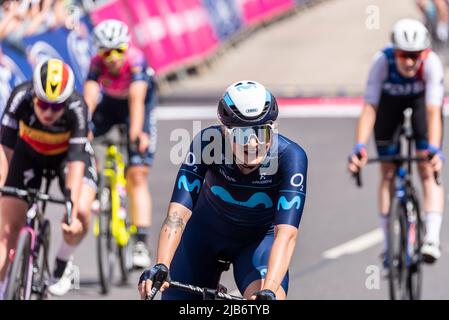 Emma Norsgaard de Movistar Team après avoir franchi la ligne d'arrivée à la course cycliste RideLondon Classique, étape 1, à Maldon, Essex, Royaume-Uni Banque D'Images