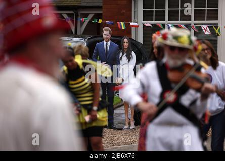 Leicester, Leicestershire, Royaume-Uni. 3rd juin 2022. Une découpe de carton du prince Harry et de Meghan est visible derrière Leicester Morris Men pendant la fête de rue de Knighton Church Road pour célébrer le Jubilé de platine de la reine. Credit Darren Staples/Alay Live News. Banque D'Images