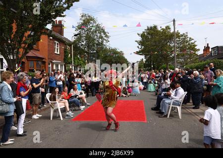 Leicester, Leicestershire, Royaume-Uni. 3rd juin 2022. Un résident participe à une compétition Reine la mieux habillée lors de la fête de rue de Knighton Church Road pour célébrer le Jubilé de platine de la Reine. Credit Darren Staples/Alay Live News. Banque D'Images