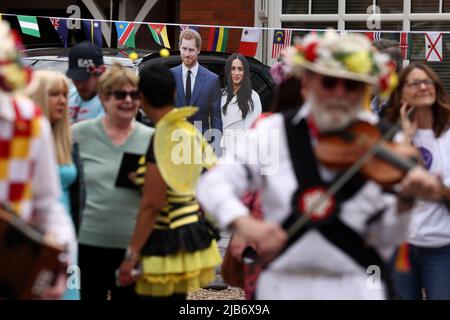 Leicester, Leicestershire, Royaume-Uni. 3rd juin 2022. Une découpe de carton du prince Harry et de Meghan est visible derrière Leicester Morris Men pendant la fête de rue de Knighton Church Road pour célébrer le Jubilé de platine de la reine. Credit Darren Staples/Alay Live News. Banque D'Images