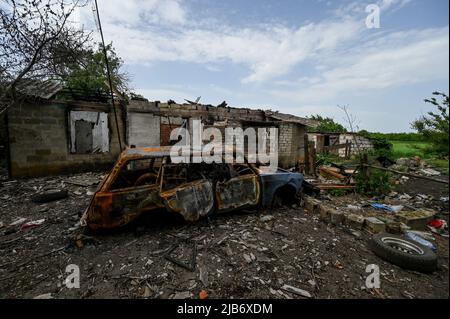 Une voiture mutilée est vue devant un bâtiment résidentiel détruit par les bombardements russes dans le village de Zelene Pole, dans la région de Donetsk, dans l'est de l'Ukraine. 31 mai 2022. Photo de Dmytro Smoliyenko/Ukrinform/ABACAPRESS.COM Banque D'Images