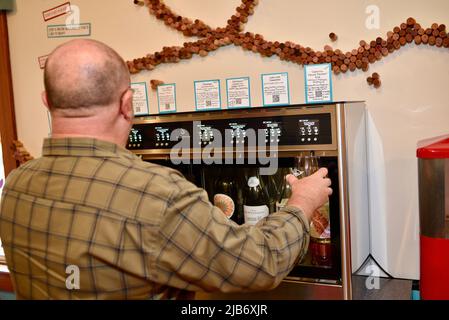 Système automatisé innovant de conservation et de distribution du vin, Wine-E-Motion, utilisant la carte Wine-O-Matic présentée à Vintage, Elkhart Lake, Wisconsin, États-Unis Banque D'Images