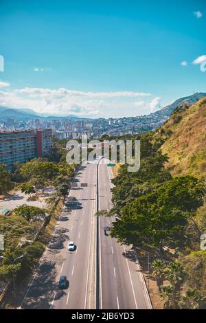 CARACAS, VENEZUELA - Mai 2022: Vue aérienne Avenida Boyaca A.K.A. Cotamil Avenue à Caracas, Venezuela Banque D'Images