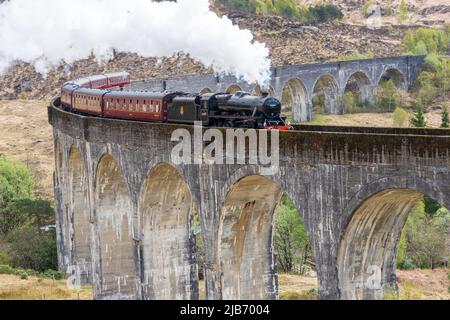 Train à vapeur Jacobite qui survolez le viaduc de Glenfinnan Banque D'Images