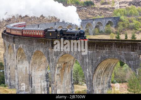 Train à vapeur Jacobite qui survolez le viaduc de Glenfinnan Banque D'Images