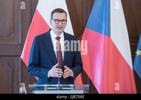 Prague, République tchèque. 03rd juin 2022. Le Premier ministre polonais Mateusz Morawiecki prend la parole lors d'une conférence de presse conjointe. Une réunion conjointe des gouvernements tchèque et polonais a eu lieu aujourd'hui le 3rd juin à Prague. Les membres des deux gouvernements discutent de la situation actuelle en Ukraine, de la sécurité énergétique commune, de la prochaine présidence tchèque du Conseil de l'Union européenne et d'autres sujets. (Photo de Tomas Tkachik/SOPA Images/Sipa USA) crédit: SIPA USA/Alay Live News Banque D'Images