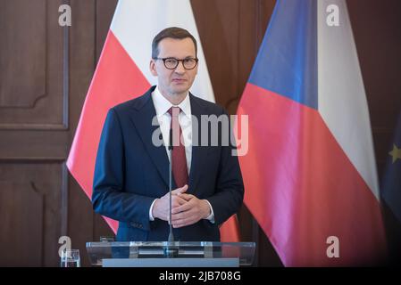 Prague, République tchèque. 03rd juin 2022. Le Premier ministre polonais Mateusz Morawiecki prend la parole lors d'une conférence de presse conjointe. Une réunion conjointe des gouvernements tchèque et polonais a eu lieu aujourd'hui le 3rd juin à Prague. Les membres des deux gouvernements discutent de la situation actuelle en Ukraine, de la sécurité énergétique commune, de la prochaine présidence tchèque du Conseil de l'Union européenne et d'autres sujets. (Photo de Tomas Tkachik/SOPA Images/Sipa USA) crédit: SIPA USA/Alay Live News Banque D'Images